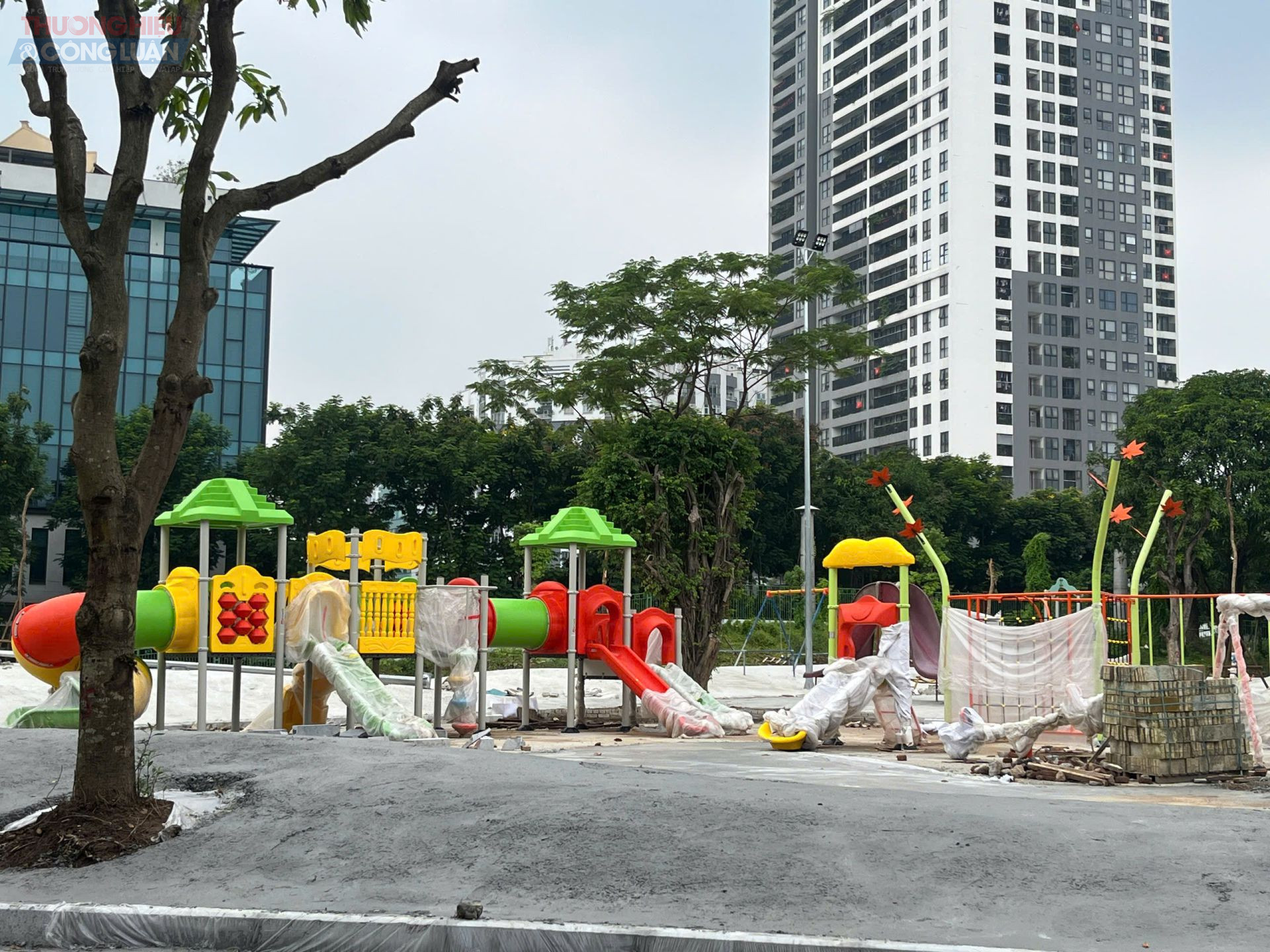 Toàn bộ khu vui chơi trẻ em và sân thể thao ngoài trời được thay thế bằng các thiết bị mới, mang đến không gian vừa an toàn, vừa thoáng mát, đáp ứng nhu cầu vui chơi, rèn luyện thể chất của cộng đồng.