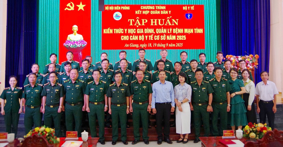 Tập huấn kiến thức y học gia đình, quản lý bệnh mạn tính cho các bộ y tế cơ sở năm 2025