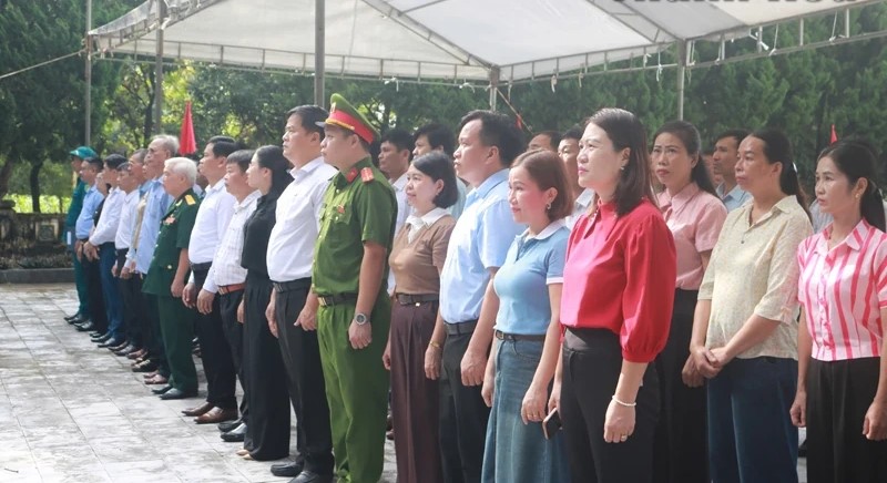 Đảng bộ, chính quyền, lực lượng vũ trang và Nhân dân các dân tộc xã Ngọc Trạo, tỉnh Thanh Hóa đã tổ chức lễ dâng hương, dâng hoa và báo công nhân Kỷ niệm 84 năm ngày thành lập Chiến khu Ngọc Trạo