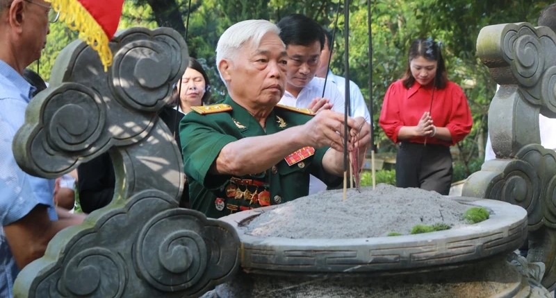 Dâng hương, dâng hoa, báo công Kỷ niệm 84 năm ngày thành lập Chiến khu Ngọc Trạo