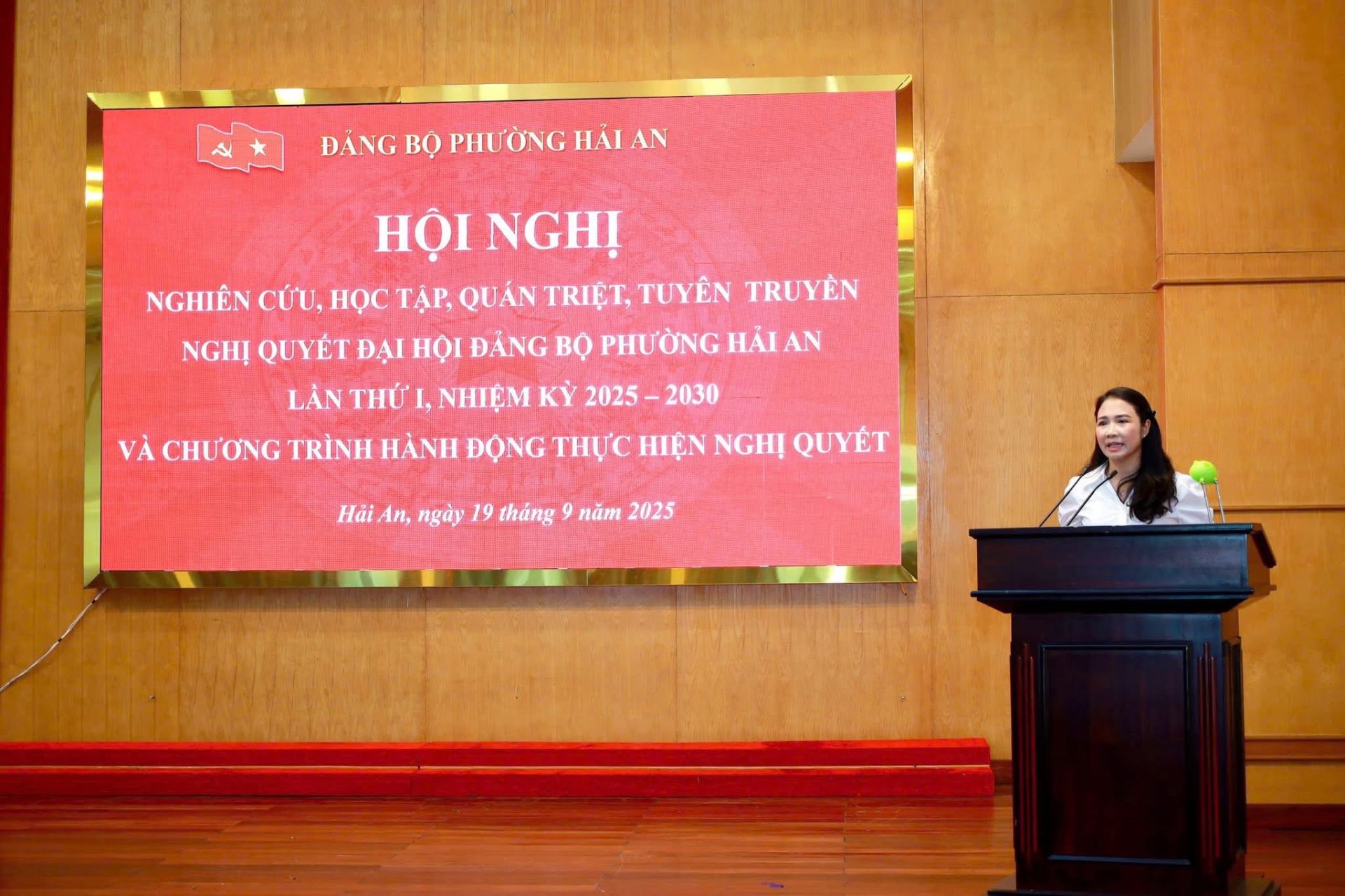 Đồng chí Nguyễn Thị Thu - Uỷ viên Thành uỷ, Bí thư Đảng uỷ, Chủ tịch HĐND phường phát biểu tại hội nghị