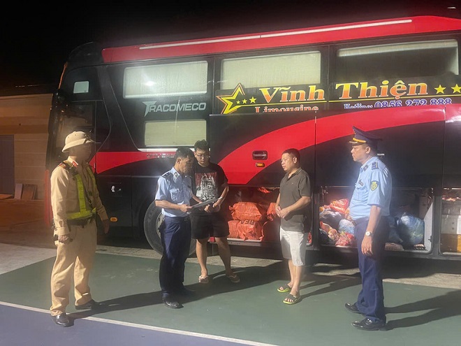 Lực lượng chức năng kiểm tra xe khách chở hàng hóa Lực lượng chức năng kiểm tra xe khách chở hàng hóa