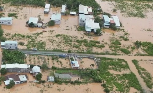 Mưa lũ gây ngập khu dân cư ven sông Buông. (Ảnh minh họa)