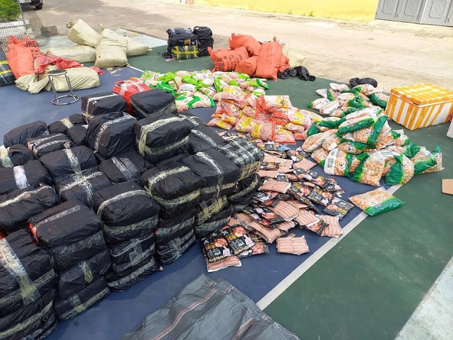 Hơn 3 tấn thực phẩm không rõ nguồn gốc bị phát hiện trên xe khách tại Tuyên Quang