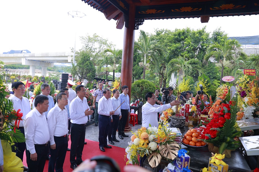 Các đại biểu dâng hương tưởng niệm các anh hùng liệt sĩ tại sự kiện.