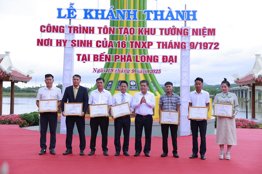 Phó Chủ tịch Quốc hội Trần Quang Phương và Bộ trưởng Bộ Văn hóa - Thể thao và Du lịch Nguyễn Văn Hùng tặng quà cho các cựu thanh niên xung phong.