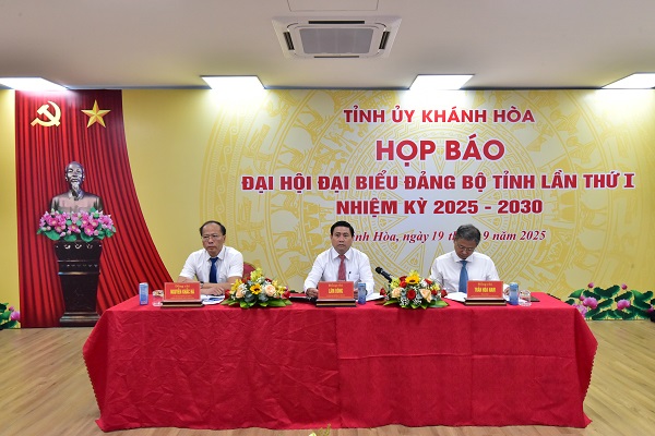 Các vị chủ trì họp báo