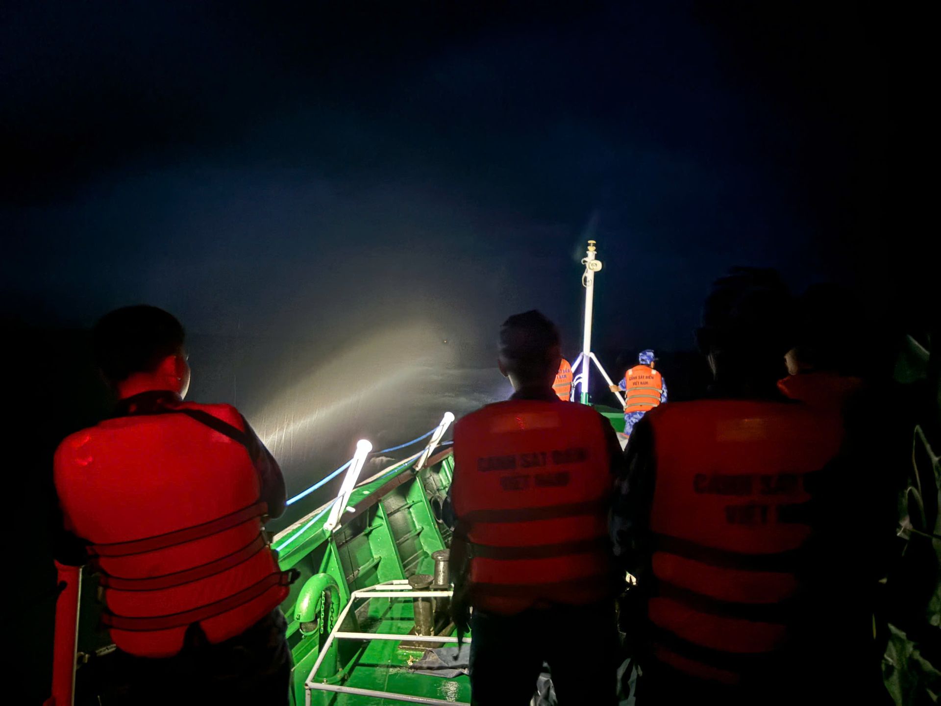 Cán bộ, chiến sĩ Tàu CSB 3008 nhanh chóng hạ xuồng công tác kết hợp sử dụng đèn pha công suất lớn và tìm kiếm các nạn nhân