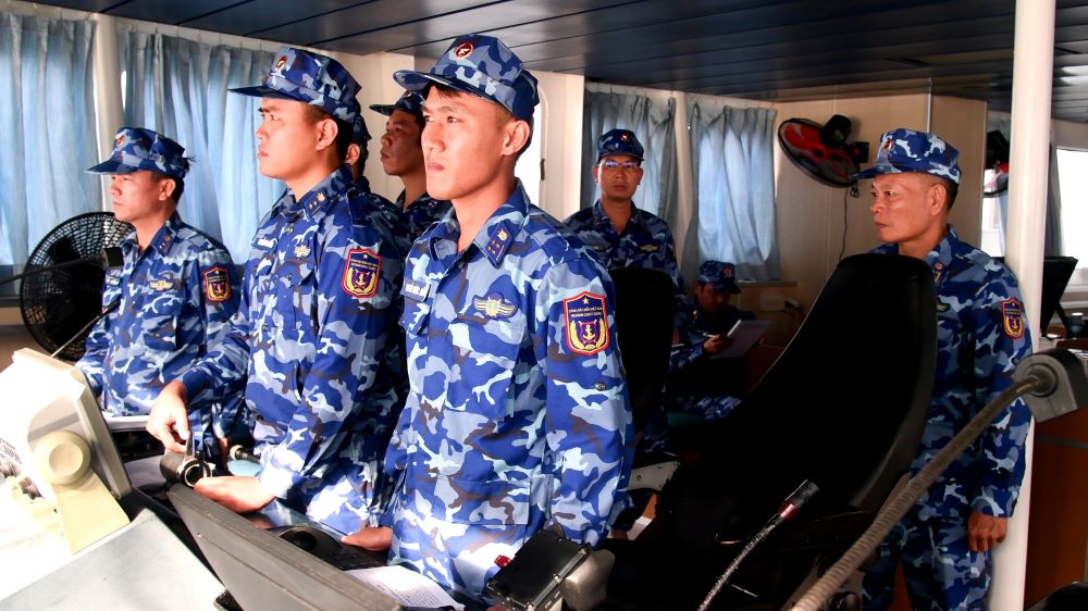 Đại tá Phan Duy Cường, Phó Tư lệnh Quân sự, Bộ Tư lệnh Vùng Cảnh sát biển 4 trực tiếp theo dõi, chỉ đạo diễn tập và bắn đạn thật trên biển.