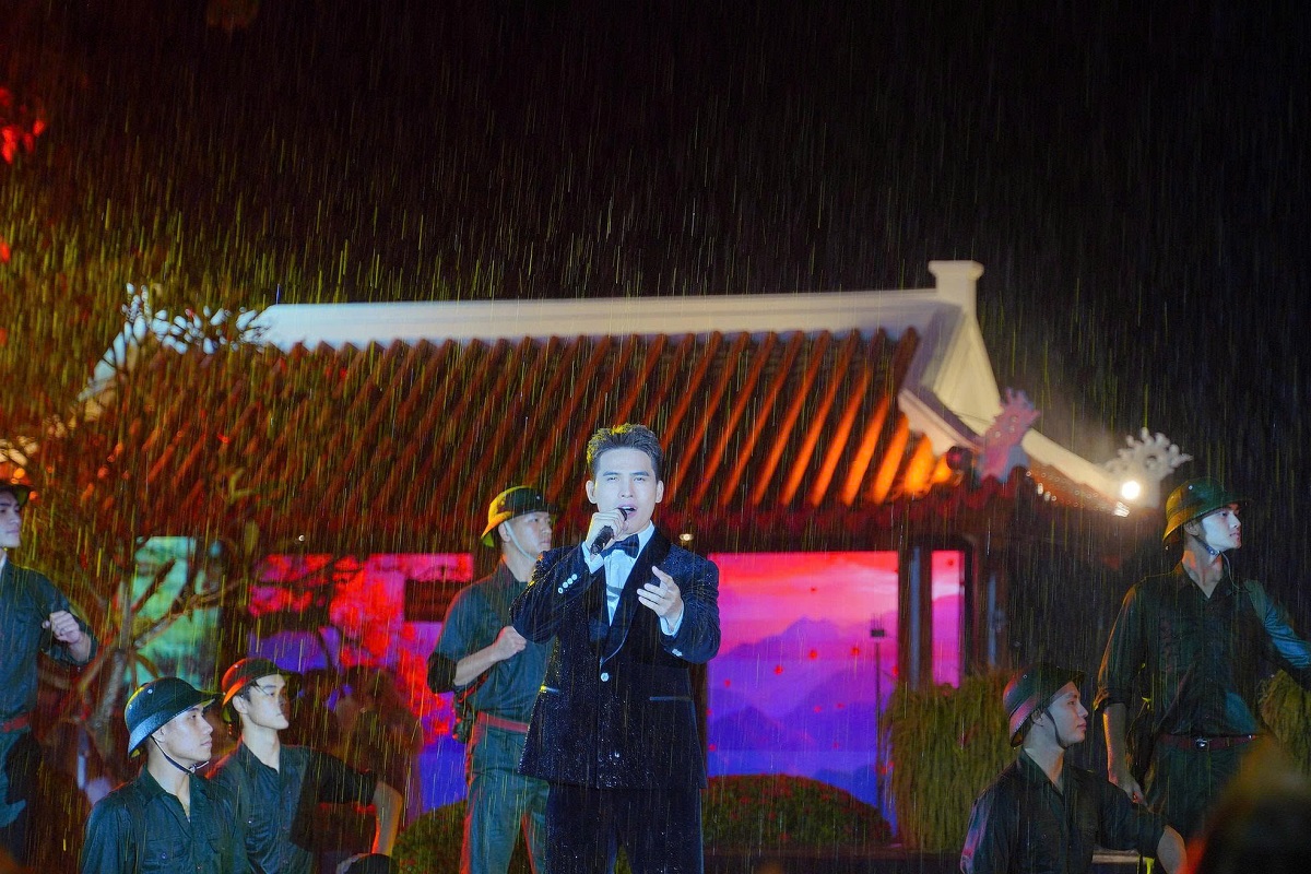 Dưới cơn mưa lớn của tháng 9 lịch sử, cảm xúc của khán giả liên tục được đẩy lên cao trào khi chương trình tái hiện lại sự hy sinh anh dũng của 16 thanh niên xung phong năm xưa…