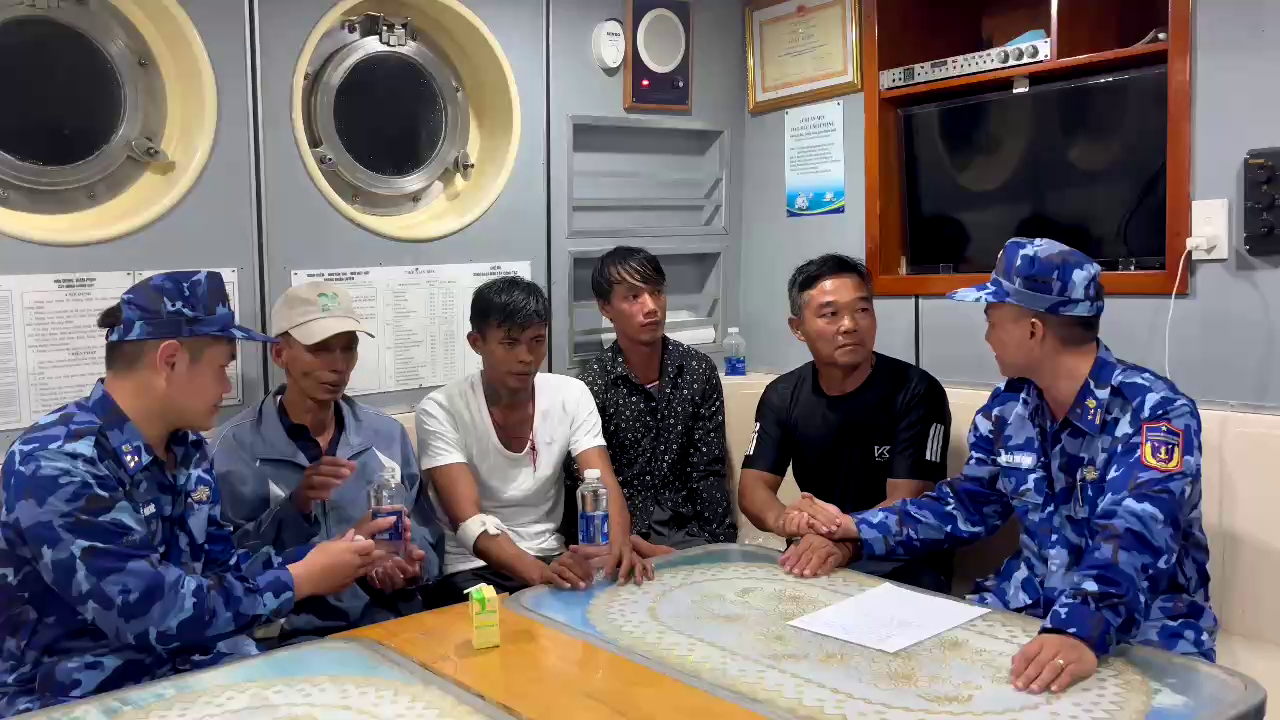Bộ Tư lệnh Vùng cảnh sát biển 4 kịp thời cứu vớt 4 ngư dân gặp nạn trên biển