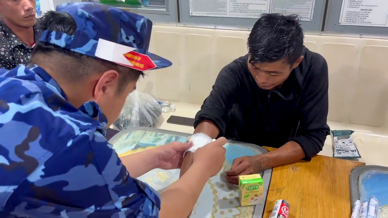 Lực lượng chức năng BTL Vùng Cảnh sát biển 4 kiểm tra sức khỏe, băng bó cho thuyền viên bị thương và động viên, trấn an tinh thần các ngư dân bị nạn.