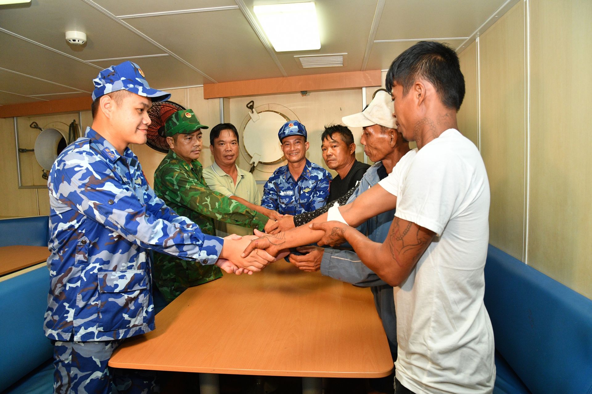 Lực lượng chức năng BTL Vùng CSB4 tiến hành bàn giao các ngư dân bị nạn cho Chủ tàu cá CM 99527 TS.