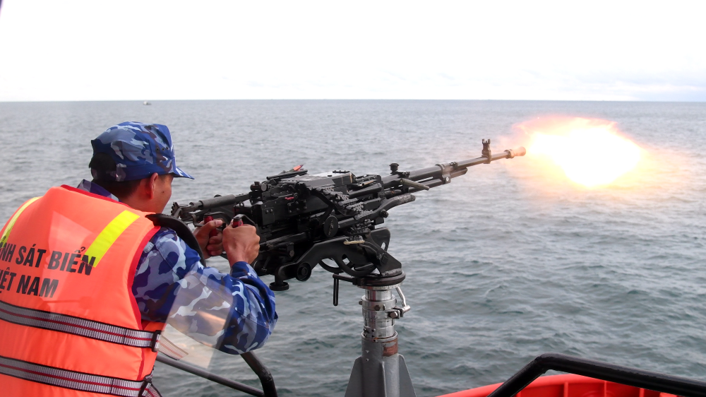 Bộ Tư lệnh Vùng Cảnh sát biển 4 diễn tập chiến thuật vòng tổng hợp và bắn đạn thật trên biển năm 2025