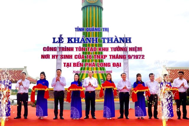 Các đại biểu cắt băng khánh thành công trình tôn tạo Khu tưởng niệm nơi hy sinh của 16 Thanh niên xung phong.