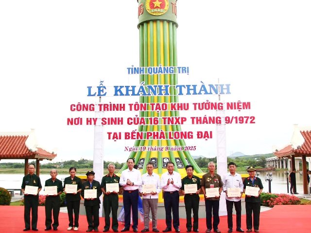 Phó Bí thư Tỉnh ủy, Chủ tịch HĐND tỉnh Nguyễn Đăng Quang trao quà cho các cựu TNXP.