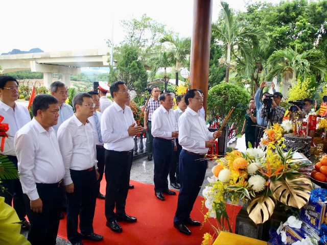 Các đại biểu dâng hương tưởng niệm các anh hùng liệt sĩ tại Đền tưởng niệm liệt sĩ Trường Sơn-Bến phà Long Đại và Bia tưởng niệm Di tích lịch sử quốc gia Bến phà II Long Đại.