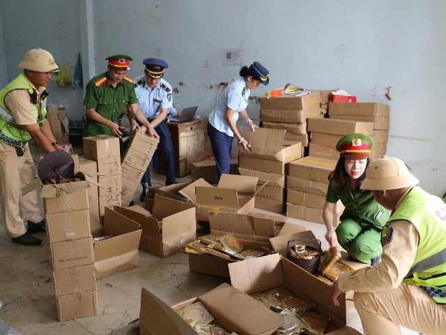 Tại cơ sở kinh doanh trên đường Cao Xuân Huy, lực lượng chức năng phát hiện có 51 thùng và 25 hộp.