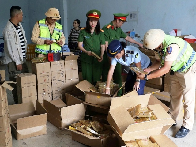 Lực lượng chức năng kiểm tra tại cơ sở kinh doanh (đường Cao Xuân Huy, phường Trường Vinh),