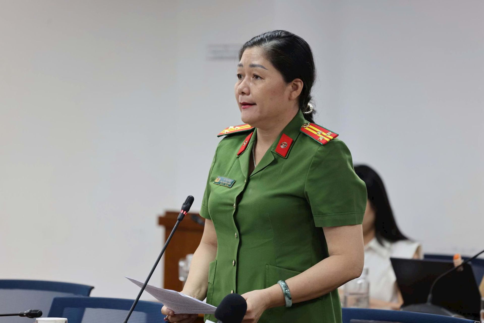 Thượng tá Hồ Thị Lãnh, Phó Trưởng phòng Phòng Cảnh sát quản lý hành chính về trật tự xã hội, Công an TP. HCM cung cấp thông tin tại buổi họp báo