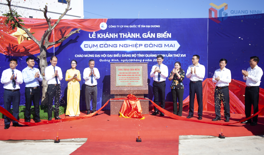 Ông Nguyễn Văn Công, Phó Chủ tịch UBND tỉnh Quảng Ninhcùng lãnh đạo một số sở, ngành, địa phương và chủ đầu tư thực hiện nghi thức gắn biển công trình. Ông Nguyễn Văn Công, Phó Chủ tịch UBND tỉnh Quảng Ninhcùng lãnh đạo một số sở, ngành, địa phương và chủ đầu tư thực hiện nghi thức gắn biển công trình.