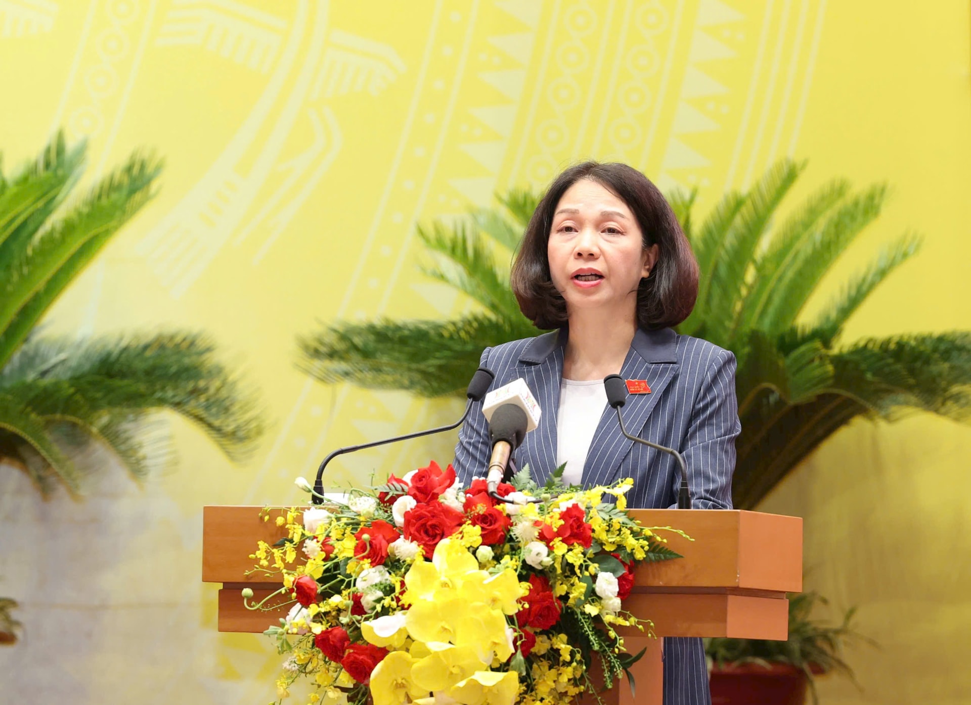 sẽ xem xét, xử lý trách nhiệm của thủ trưởng sở, ban, ngành thành phố, chủ tịch UBND các phường, xã không thực hiện nghiêm túc chỉ đạo của UBND thành phố