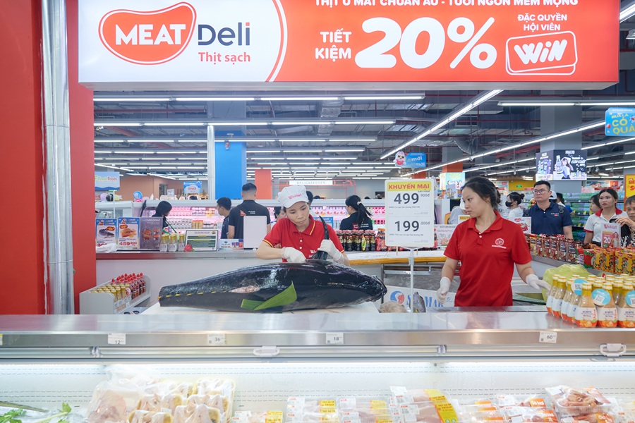 Hải sản tươi được sơ chế tại siêu thị WinMart