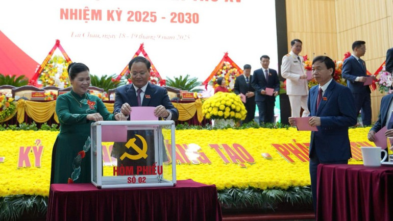 Đại biểu bỏ phiếu bầu Ban Thường vụ. Đại biểu bỏ phiếu bầu Ban Thường vụ.