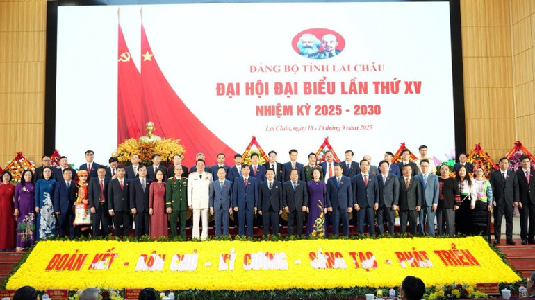Ban Chấp hành Đảng bộ tỉnh Lai Châu khóa 15 ra mắt đại hội. Ban Chấp hành Đảng bộ tỉnh Lai Châu khóa 15 ra mắt đại hội.