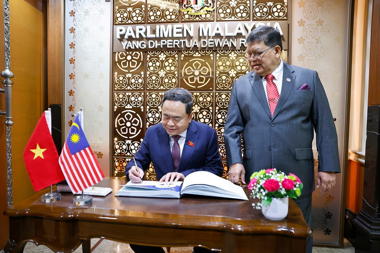 Chủ tịch Quốc hội Trần Thanh Mẫn ký sổ lưu niệm. (Ảnh: DOÃN TẤN/ TTXVN)