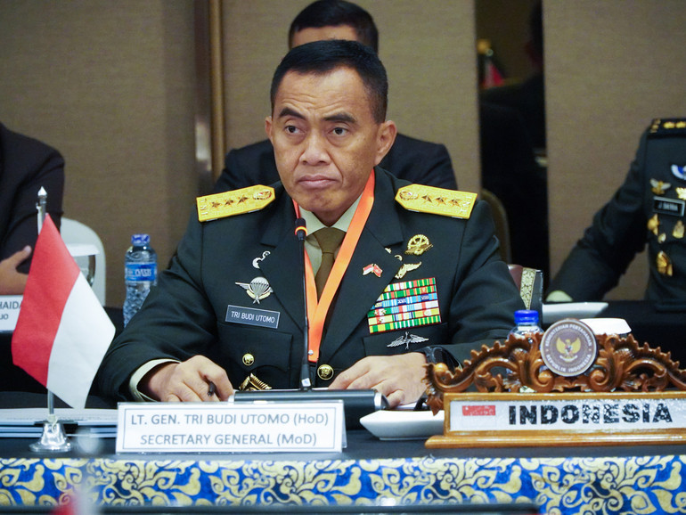 Trung tướng Tri Budi Utomo tại đối thoại. Trung tướng Tri Budi Utomo tại đối thoại.
