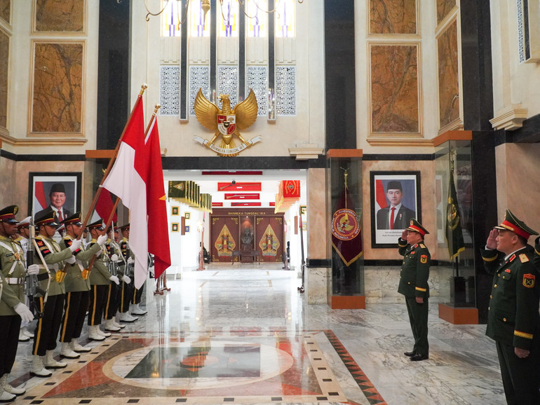 Thượng tướng Hoàng Xuân Chiến tại lễ đón. Thượng tướng Hoàng Xuân Chiến tại lễ đón.