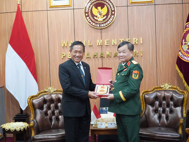 Thượng tướng Hoàng Xuân Chiến hội kiến Ngài Sjafrie Sjamsoeddin, Bộ trưởng Quốc phòng Indonesia. Thượng tướng Hoàng Xuân Chiến hội kiến Ngài Sjafrie Sjamsoeddin, Bộ trưởng Quốc phòng Indonesia.