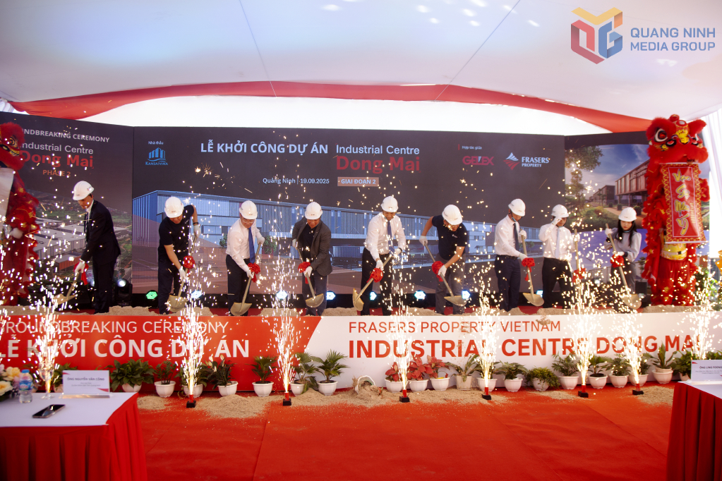 Ông Nguyễn Văn Công, Phó Chủ tịch UBND tỉnh Quảng Ninh cùng các đại biểu thực hiện nghi thức khởi công dự án.