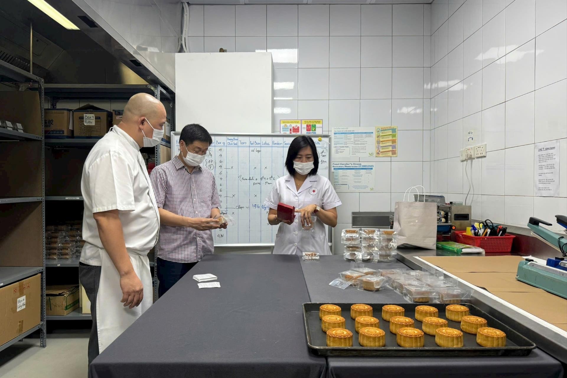 Cẩn trọng kiểm tra nhãn sản phẩm. Ảnh: Mai Hoa