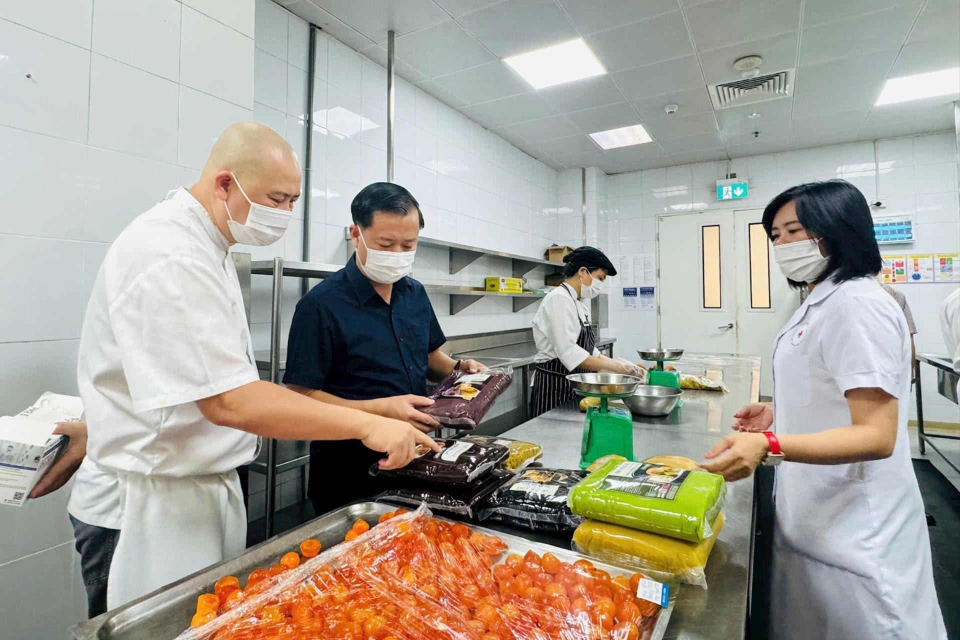 Ông Đặng Thanh Phong - Chi cục trưởng Chi cục An toàn vệ sinh thực phẩm Hà Nội, Trưởng đoàn kiểm tra trực tiếp thị sát tại