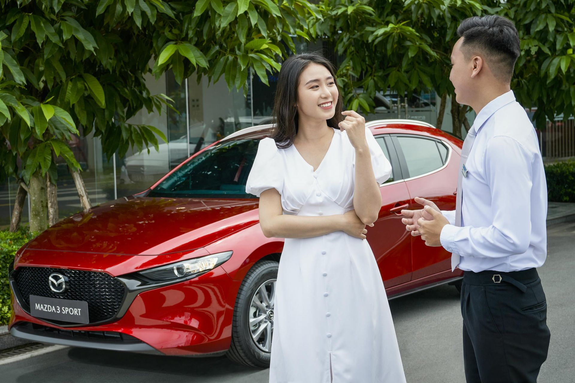 Kỹ thuật viên THACO AUTO tư vấn cách chăm sóc, bảo dưỡng xe cho khách hàng