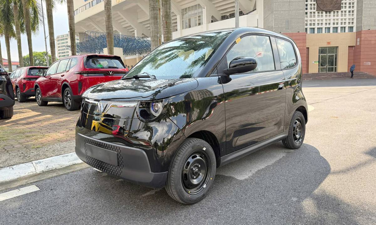 Về tổng thể kích thước, Minio Green dài 3.090 mm, rộng 1.496 mm, cao 1.659 mm, trục cơ sở 2.065 mm, khoảng sáng gầm 165 mm. Khi đặt cạnh VF 3, mẫu xe mới này ngắn hơn 100 mm, hẹp hơn 183 mm, cao hơn 37 mm và trục cơ sở ngắn hơn 10 mm – đủ để tạo nên sự linh hoạt đáng kể trong đô thị.