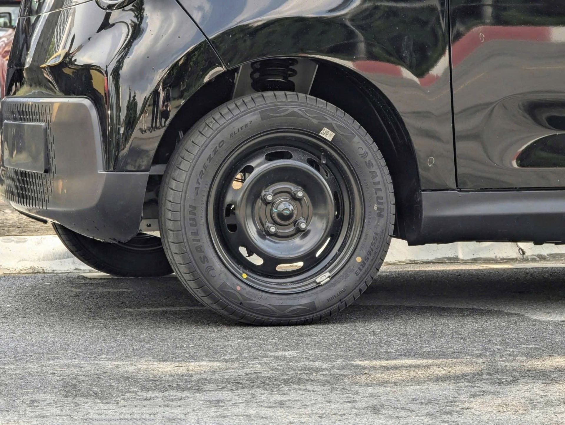 Minio Green sử dụng bộ mâm thép 13 inch, lốp kích thước 155/65 R13, với hệ thống phanh đĩa trước và tang trống sau. Gương chiếu hậu chỉnh/gập cơ giống như đàn anh VF 3, đủ đáp ứng nhu cầu di chuyển hằng ngày trong phố.