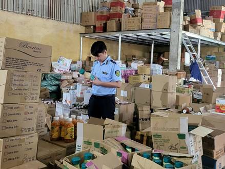 Ninh Bình liên tiếp kiểm tra, xử lý cơ sở kinh doanh thực phẩm nhập lậu, không rõ nguồn gốc