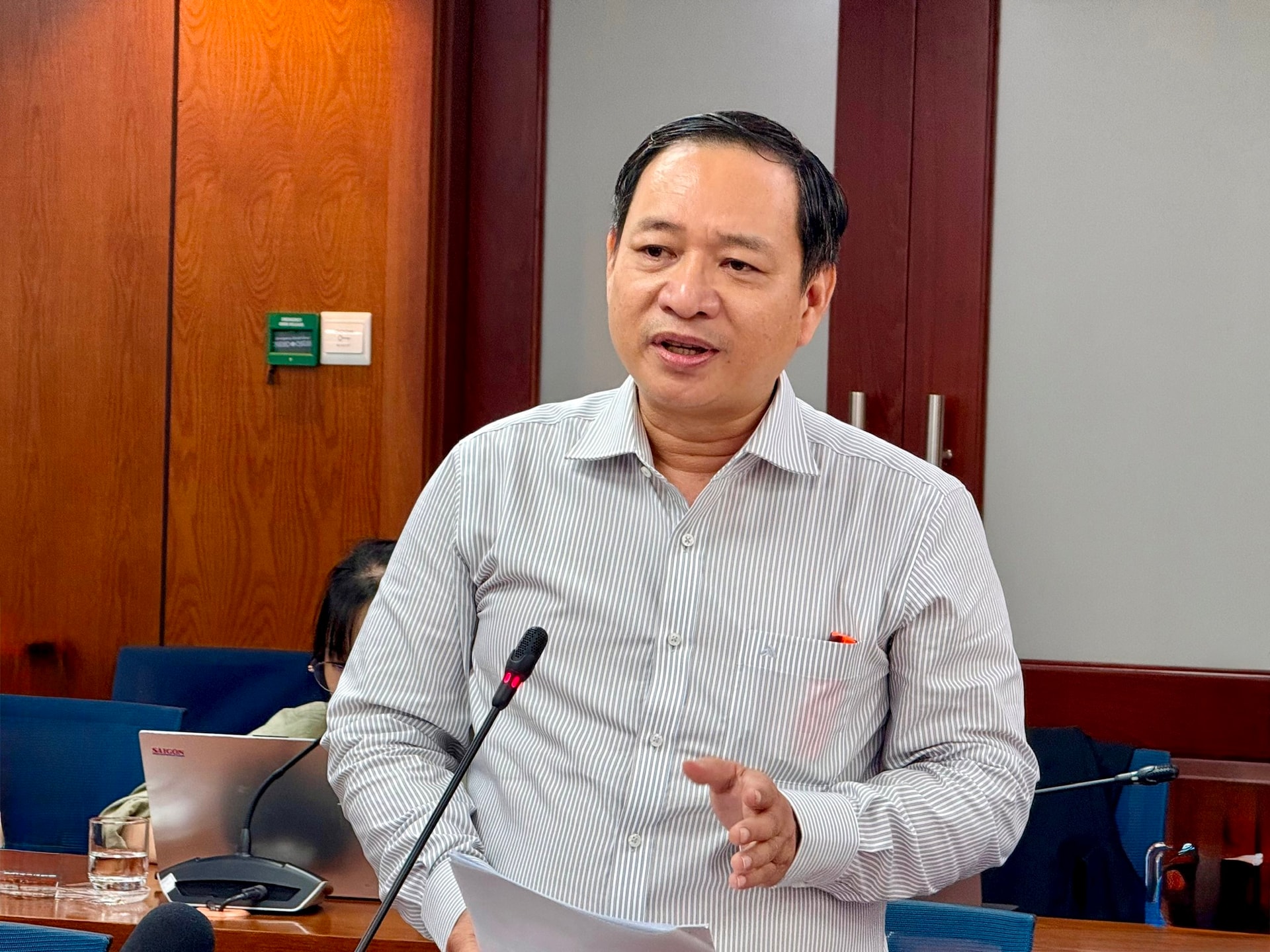 Ông Đỗ Diệp Gia Hợp - Phó Trưởng Phòng Phòng bảo trì khai thác công trình giao thông Sở Xây dựng TP. HCM thông tin tại buổi họp báo