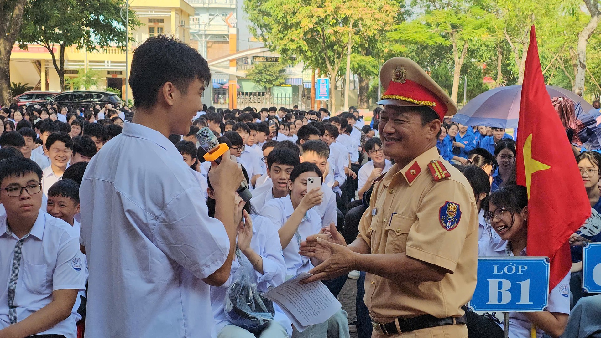 Phòng Cảnh sát giao thông (CSGT) Công an tỉnh Thanh Hóa phối hợp với Trường THPT Triệu Sơn 1 tổ chức buổi tuyên truyền, phổ biến, giáo dục pháp luật về an toàn giao thông cho 1.300 cán bộ, giáo viên, học sinh nhà trường. Phòng Cảnh sát giao thông (CSGT) Công an tỉnh Thanh Hóa phối hợp với Trường THPT Triệu Sơn 1 tổ chức buổi tuyên truyền, phổ biến, giáo dục pháp luật về an toàn giao thông cho 1.300 cán bộ, giáo viên, học sinh nhà trường.