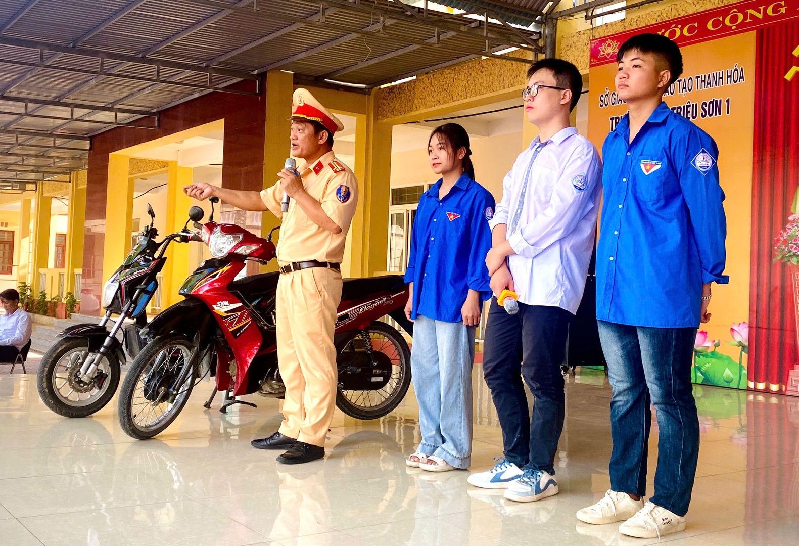 tình trạng học sinh điều khiển phương tiện vi phạm các quy định về trật tự an toàn giao thông vẫn diễn ra phức tạp, tiềm ẩn nguy cơ cao xảy ra tai nạn giao thông tình trạng học sinh điều khiển phương tiện vi phạm các quy định về trật tự an toàn giao thông vẫn diễn ra phức tạp, tiềm ẩn nguy cơ cao xảy ra tai nạn giao thông