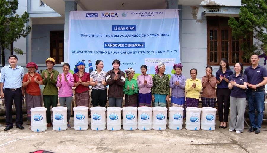 Quảng Trị: Trao trang thiết bị thu gom và lọc nước cho người dân miền núi khó khăn