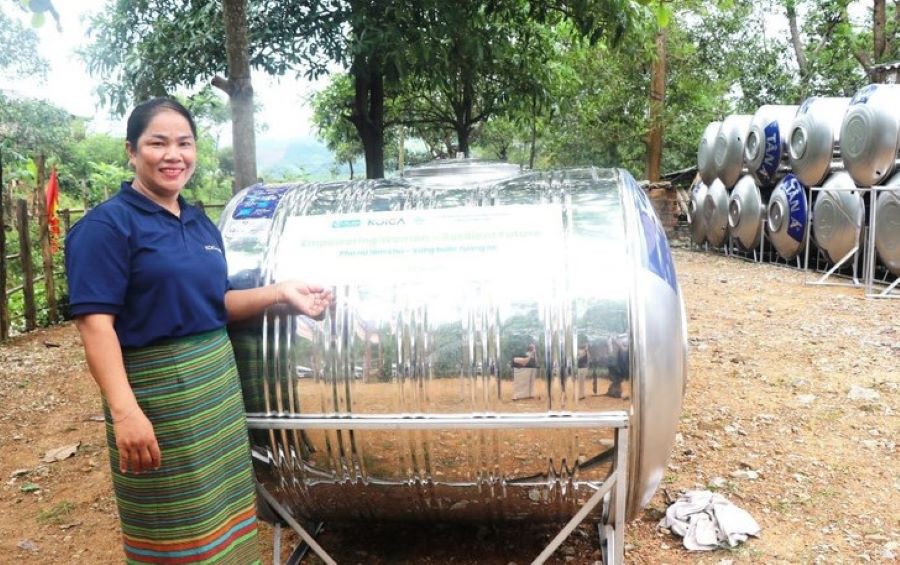 Người dân phấn khởi vì được hỗ trợ, tặng các thiết bị thu gom và bình lọc nước.