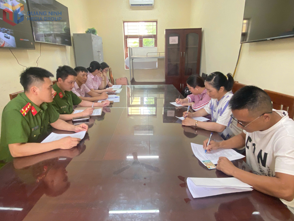 Cán bộ Ngân hàng Chính sách xã hội chi nhánh Quảng Ninh và Phòng Cảnh sát Thi hành án hình sự và hỗ trợ tư pháp trao đổi với người dân về nhu cầu vay vốn.