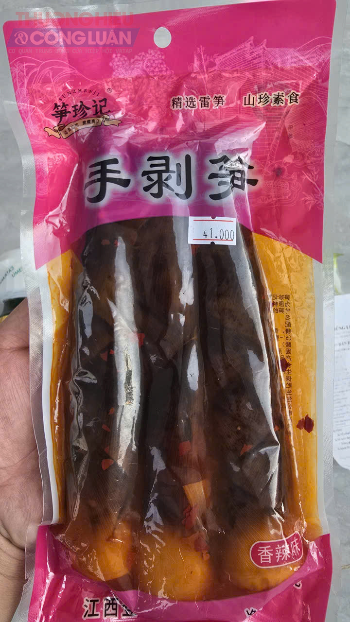 Các sản phẩm được bày bán công khai tại Trung tâm mua sắm Dũng Linh có nhãn mác nước ngoài thiếu tem, nhãn phụ.