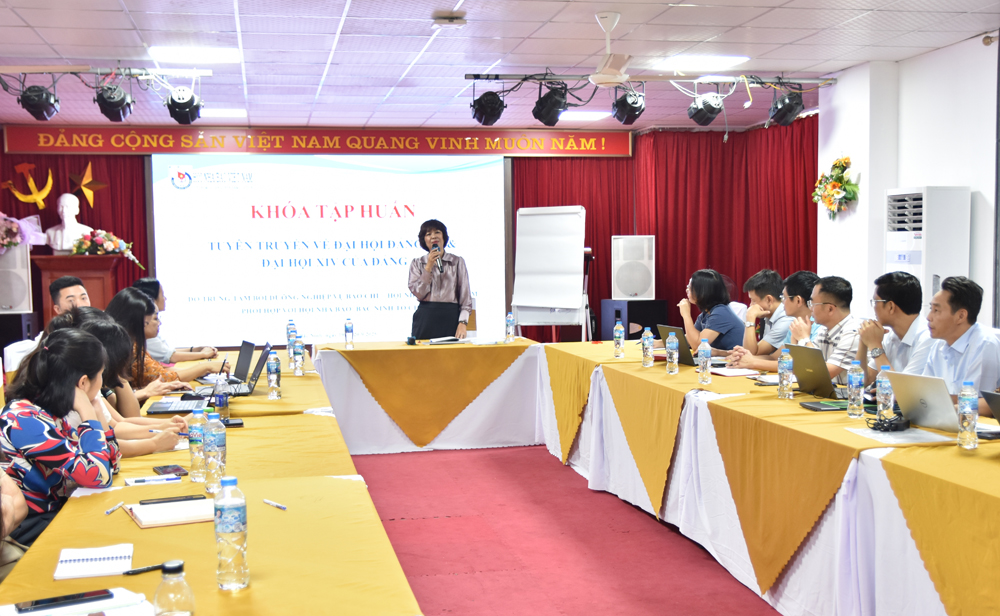 Nhà báo Phan Phương Quyên truyền đạt các chuyên đề tại khóa tập huấn. Nhà báo Phan Phương Quyên truyền đạt các chuyên đề tại khóa tập huấn.