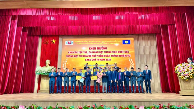 Khen thưởng cho các đơn vị và cá nhân có thành tích xuất sắc năm 2024. Khen thưởng cho các đơn vị và cá nhân có thành tích xuất sắc năm 2024.