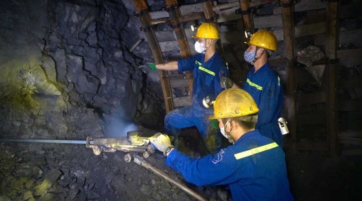 Công nhân lao động tích cực thi đua lao động sản xuất ngay từ những ngày đầu năm. Công nhân lao động tích cực thi đua lao động sản xuất ngay từ những ngày đầu năm.